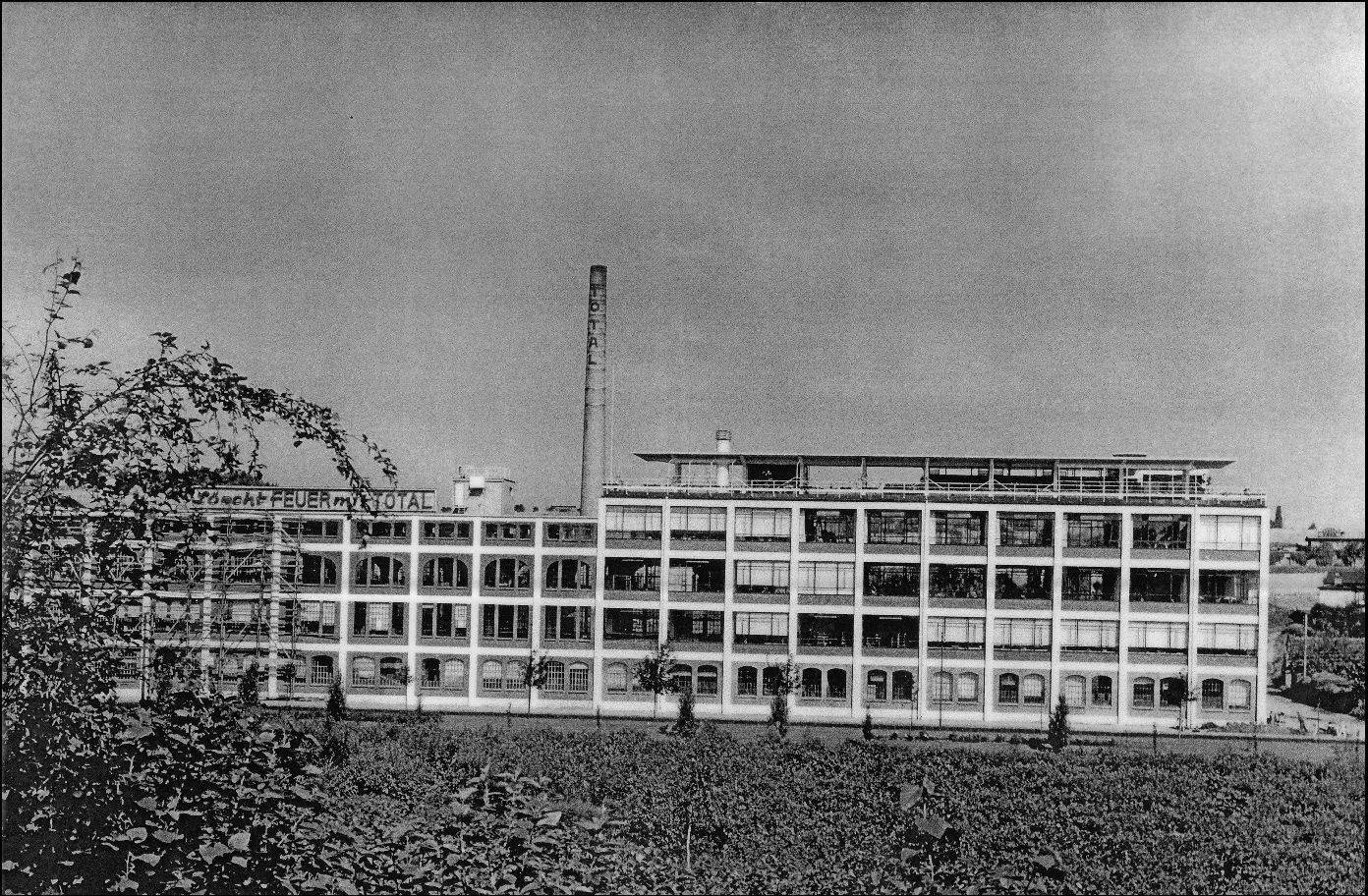 (1) TOTAL - Werk 1939 (Eiermann - Bau) Süd - (Straßen-)seite